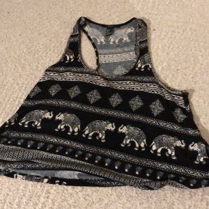 Loose tank top with white patterns and elephants